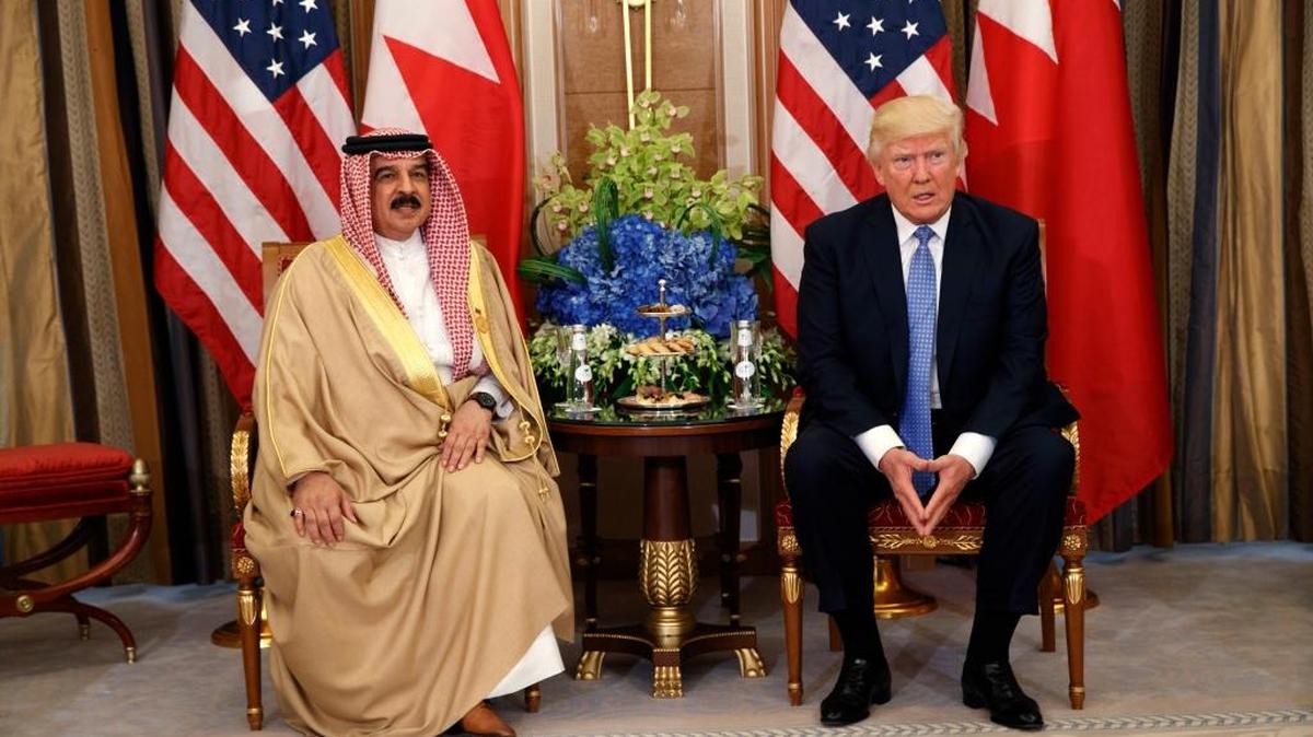 El presidente Donald Trump (der.) con el rey de Bahréin, Hamad bin Isa Al Khalifa, en Riyadh, Arabia Saudita, el 21 de mayo.