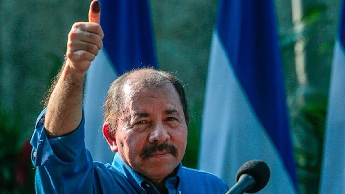El presidente de Nicaragua, Daniel Ortega, da el visto bueno a los simpatizantes después de emitir su voto en las elecciones municipales de Managua en 2017.
