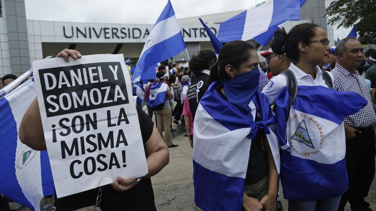Manifestantes protestan contra el presidente de Nicaragua, Daniel Ortega, frente a la Universidad Centroamericana, en Managua, el 2 de agosto.