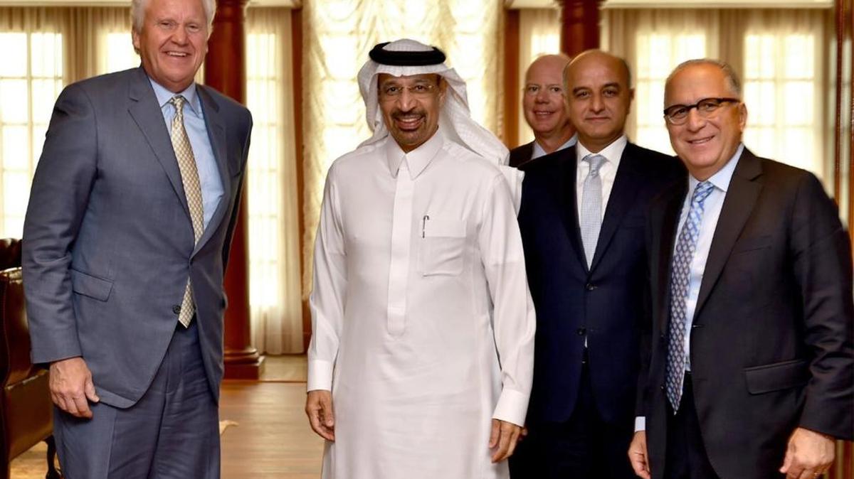 Khalid Al-Falih (segundo a la izq.), ministro de Energía, Industria y Recursos Minerales de Arabia Saudita con Jeffrey Immelt (izq.), presidente de la junta de General Electric Co. después de su reunión en Jeddah, Arabia Saudita, el 23 de mayo.