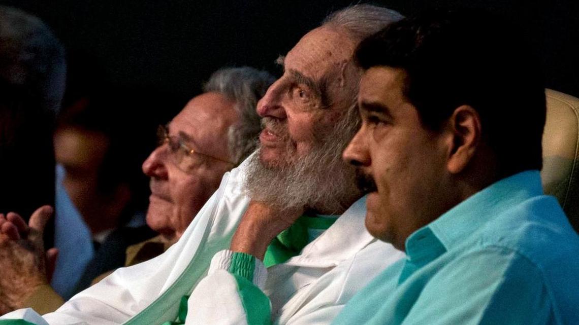 El gobernante de Cuba, Raúl Castro, Fidel Castro (centro) y el gobernante de Venezuela, Nicolás Maduro, en la gala por los 90 años de Fidel Castro, el 13 de agosto, en el teatro Karl Marx de La Habana.