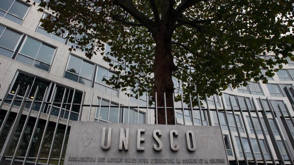 La entrada a la sede de la UNESCO en París, el 17 de octubre. Una reciente resolución negó los vínculos del judaísmo y el cristianismo con los lugares sagrados de Jerusalén.