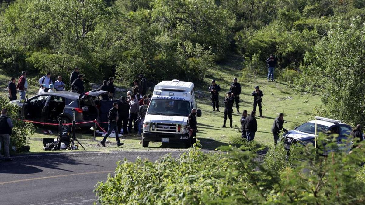 La Policía inspecciona el lugar donde fue encontrado muerto el alcalde de Huehuetlán el Grande, José Santamaría Zavala, el 2 de agosto, en Puebla, México. Santamaría Zavala es el quinto alcalde mexicano asesinado este año.