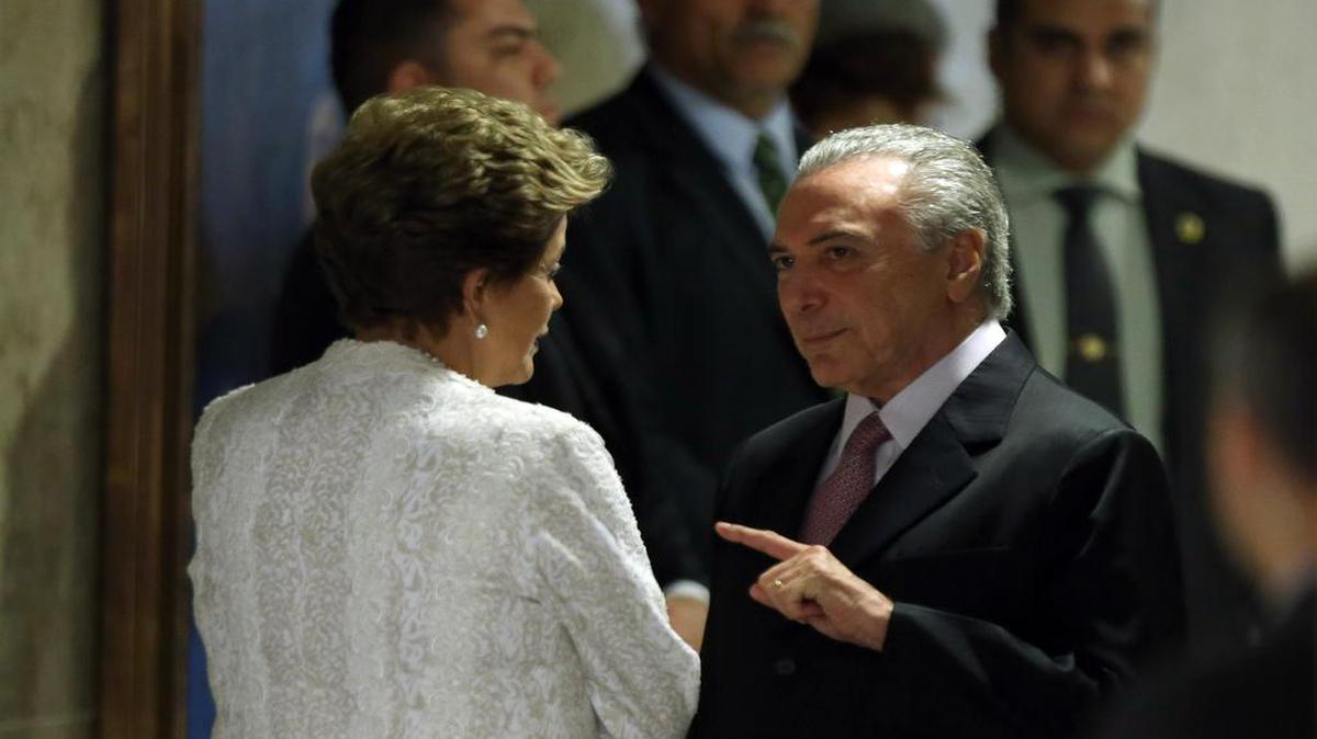 El vicepresidente de Brasil, Michel Temer, conversa con la presidenta Dilma Rousseff en esta foto de archivo de octubre del 2015.