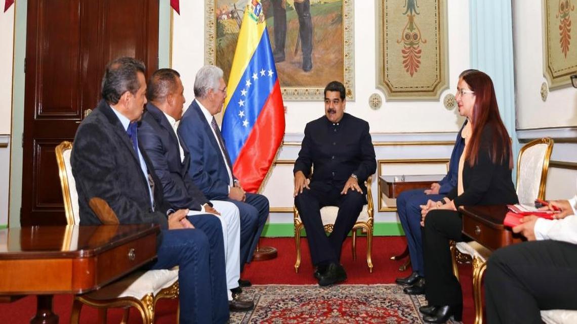 El gobernante venezolano Nicolás Maduro conversa con los gobernantes opositores Antonio Barreto del estado Anzoátegui, Alfredo Díaz de Nueva Esparta y Ramón Guevara de Merida, el martes 24 de octubre del 2017.
