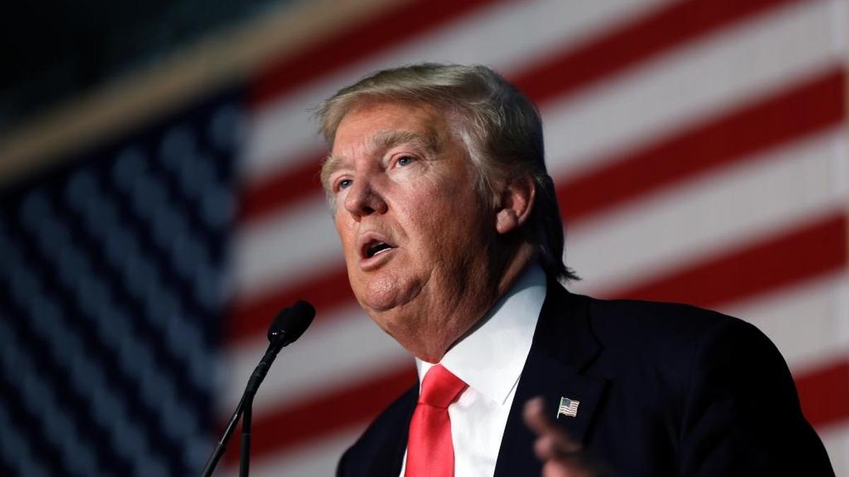 El precandidato presidencial republicano Donald Trump en gira de campaña, en Milford, N.H.