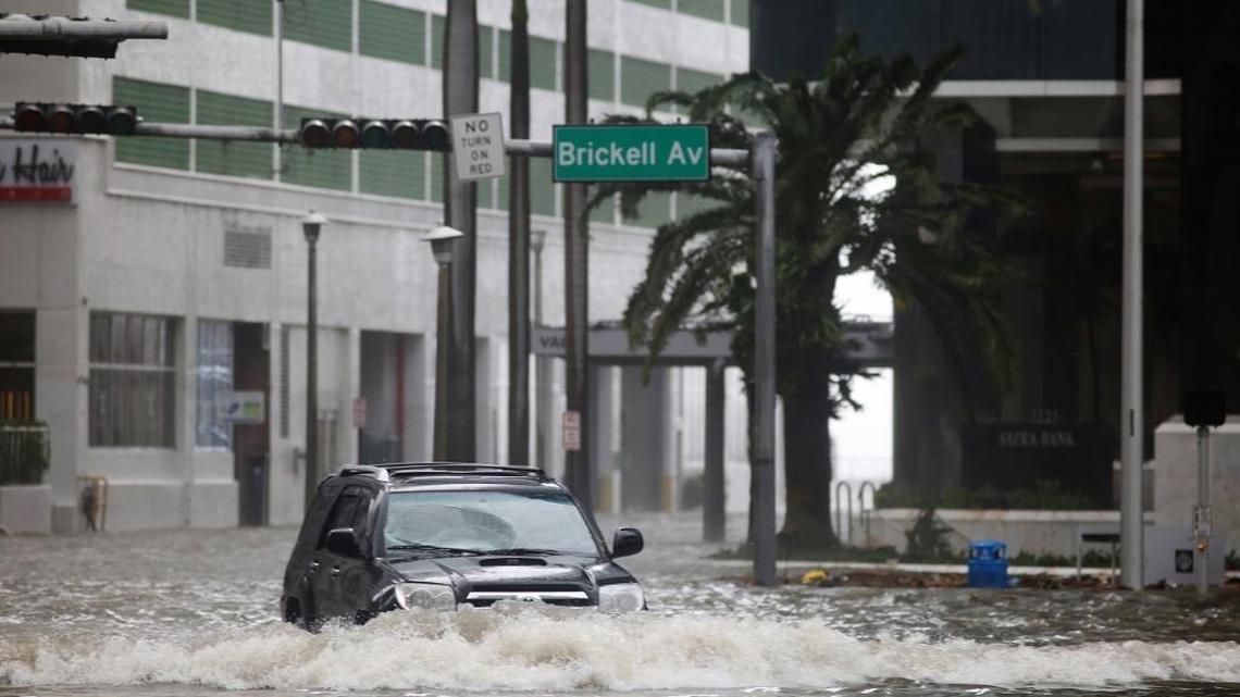 Un auto intenta atravesar la avenida Brickell, de Miami, inundada después del huracán Irma, el 10 de septiembre.