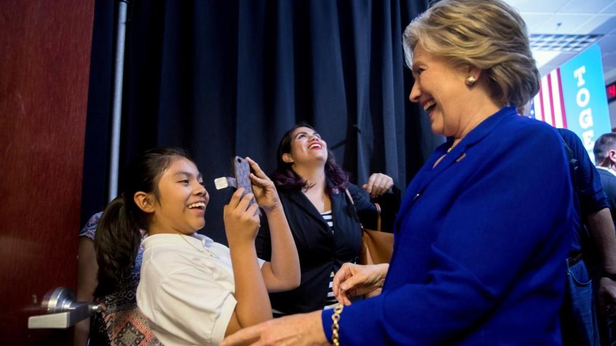 La candidata presidencial demócrata, Hillary Clinton, con Karla Ortiz (izq.), quien le toma una foto después de un evento de campaña en Las Vegas.