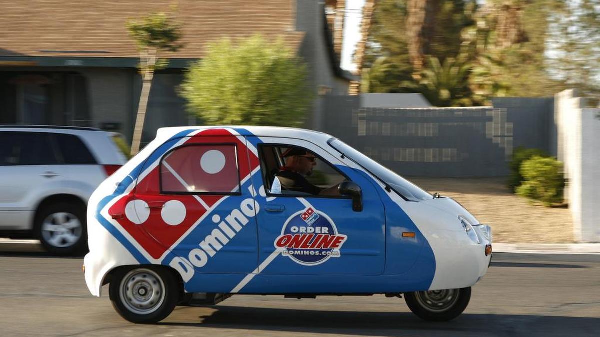 Pizza Domino ha puesto a prueba un vehículo eléctrico sin conductor para sus entregas.