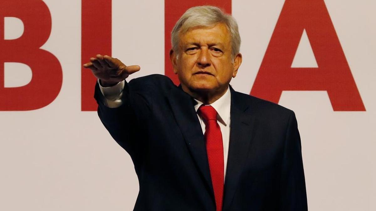 El político izquierdista mexicano Andrés Manuel López Obrador toma el juramento como candidato presidencial del partido MORENA el 18 de febrero en la Ciudad de México.