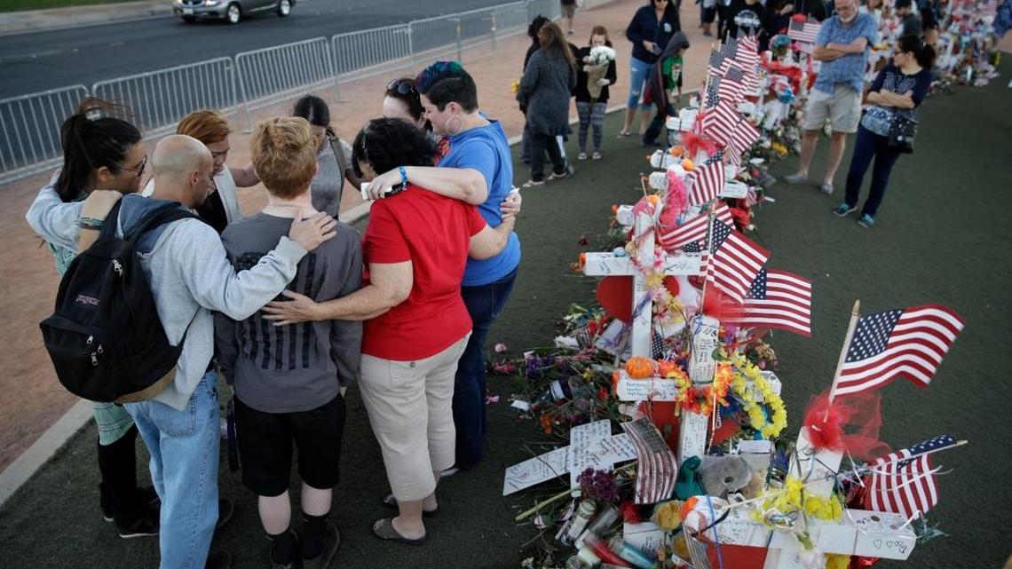 Un grupo de personas reza en un memorial improvisado para las víctimas de la masacre de Las Vegas, el 9 de octubre.