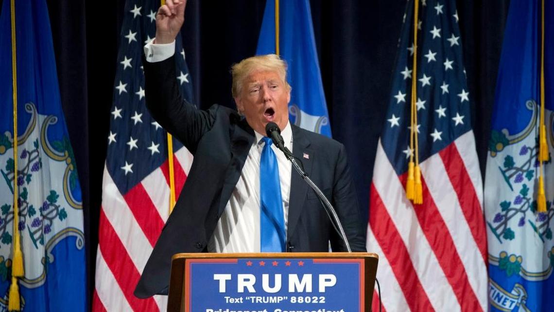 El precandidato presidencial republicano Donald Trump habla en un mitin de campaña en Bridgeport, Conn., el 23 de abril.