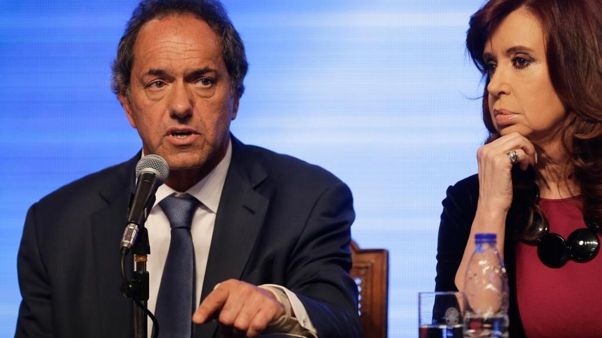 El candidato oficialista a la presidencia de Argentina, Daniel Scioli, y la actual presidenta Cristina Fernandez en una reunión con empresarios de la industria petrolera, en Buenos Aires, Argentina, el martes 20.