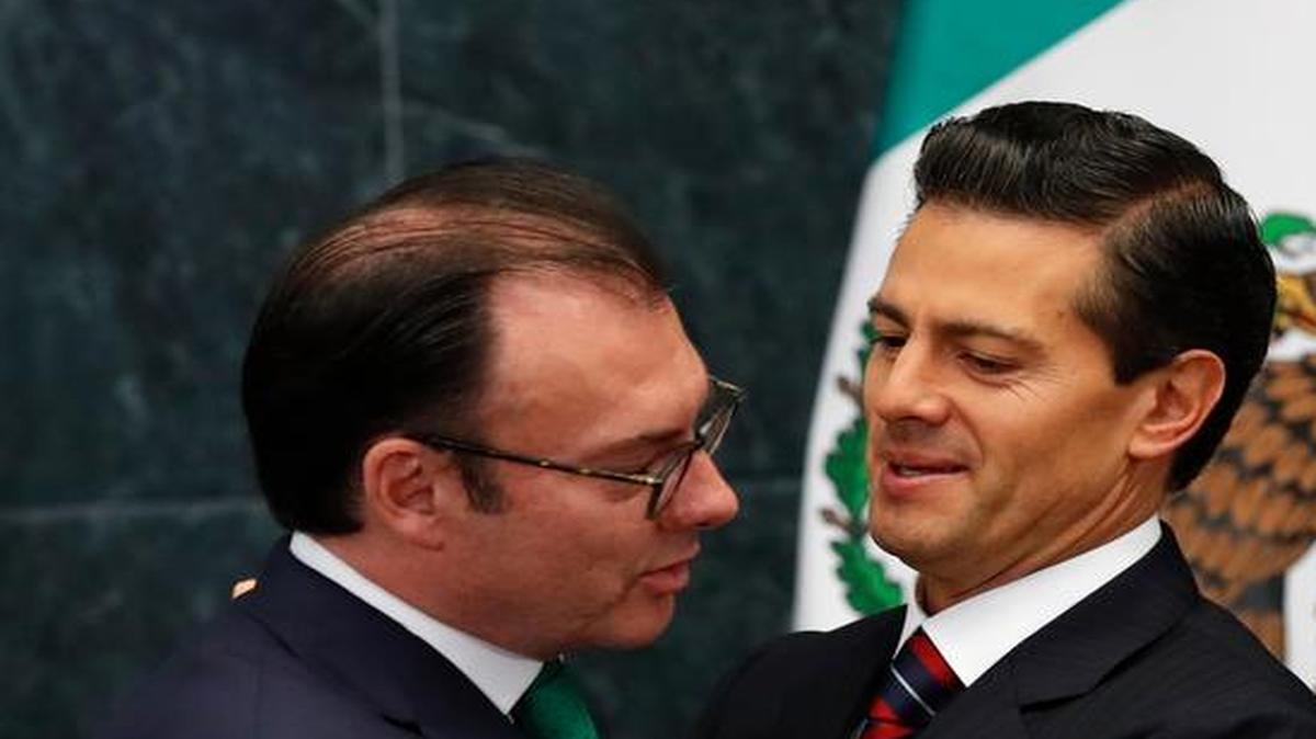 El presidente de México, Enrique Peña Nieto, abraza al Secretario de Hacienda y Crédito Público, Luis Videgaray (izq.), en el momento de su renuncia el 7 de septiembre. El desastre a raíz de la visita de Trump a México provocó la salida del ministro.
