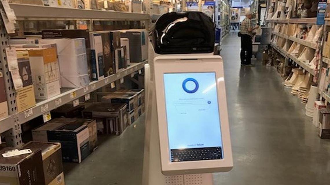 Un robot ayuda a los clientes en una tienda Lowe’s en San José, California.
