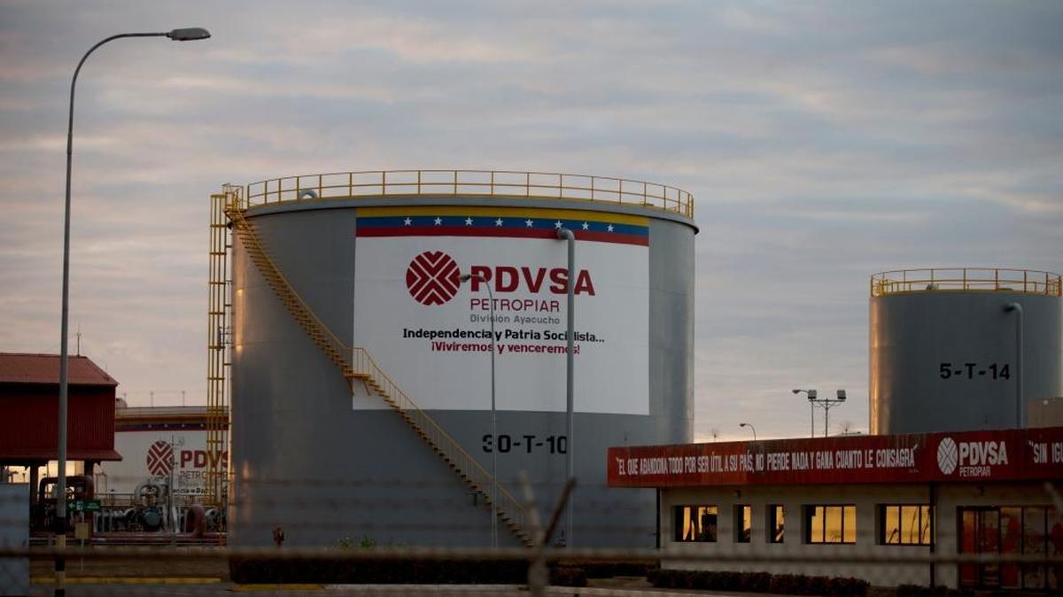 Tanque de almacenaje de la compañía petrolera estatal PDVSA, cerca de El Tigre, en Anzoátegui, Venezuela, en foto de aarchivo.