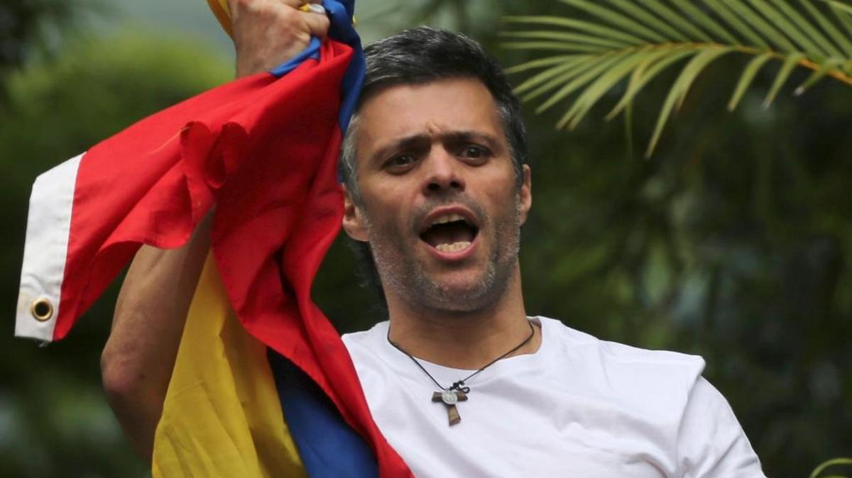 El líder opositor venezolano Leopoldo López saluda a a sus seguidores frente a su casa, en Caracas, donde permanecía en arresto domiciliario, antes de que se lo llevaran agentes del gobierno de Maduro, el 1 de agosto.