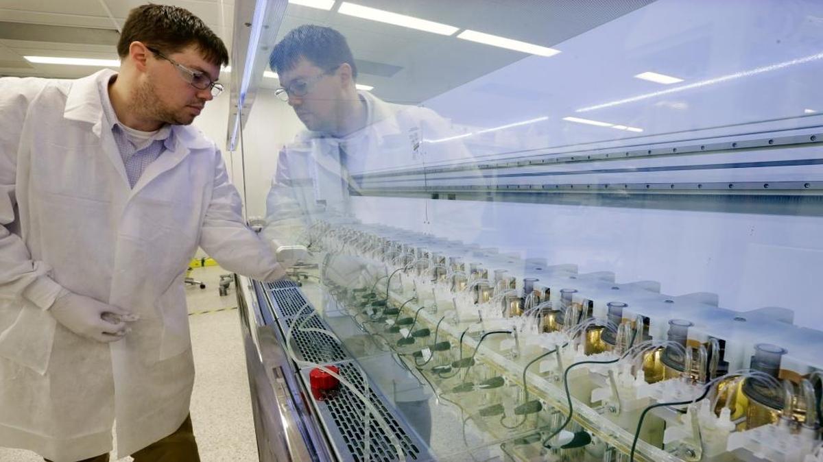 El científico Christopher Kistler revisa los experimentos en los biorreactores de un laboratorio de la compañía Merck en Kenilworth, New Jersey, en el 2014.