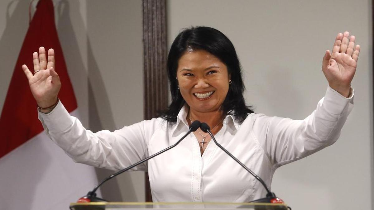 La candidata presidencial peruana Keiko Fujimori saluda el domingo, cuando ganó la primera ronda de las elecciones.