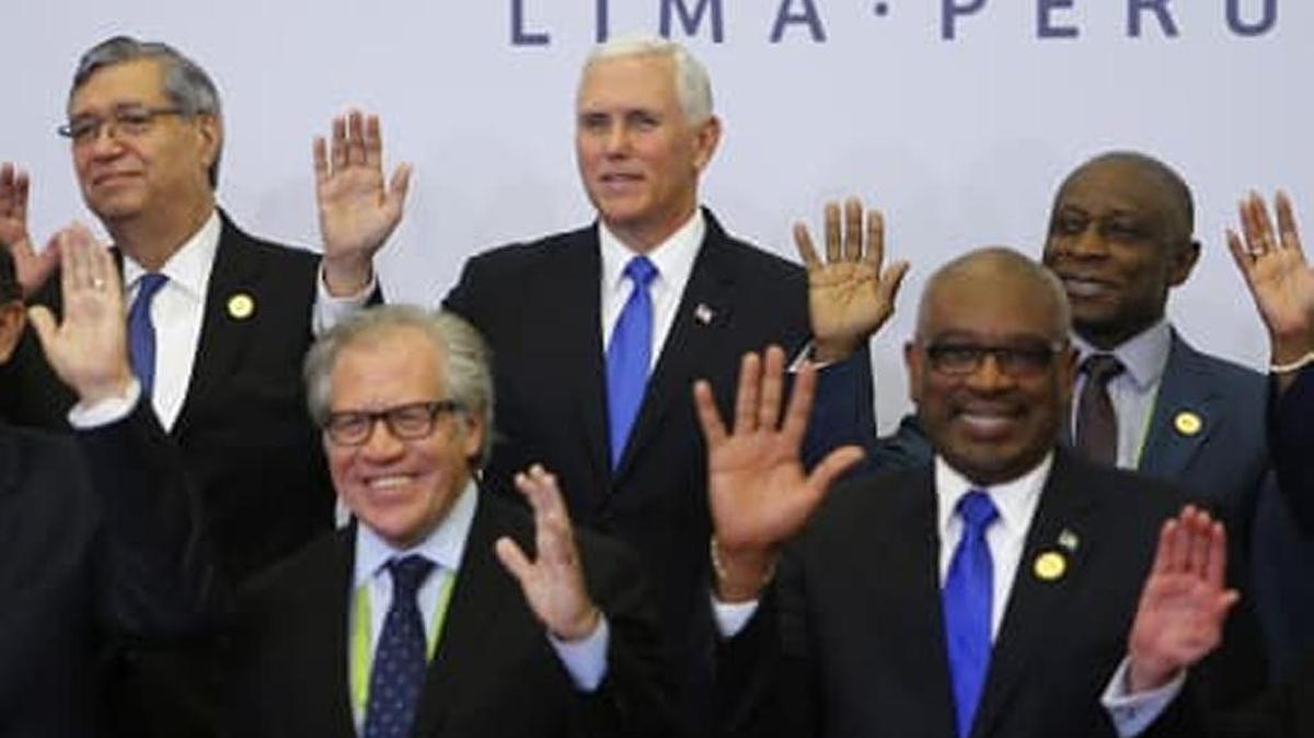 El vicepresidente de EE.UU Mike Pence (centro), posa junto a otros jefes de estado durante la fotografía oficial de la Cumbre de las Américas, en Lima, Perú.