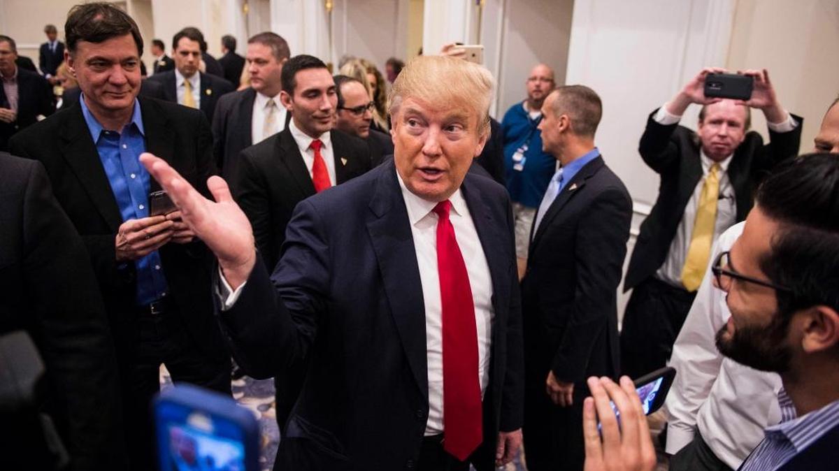 El precandidato republicano Donald Trump habla con reporteros en Trump National Golf Club en Jupiter, Florida.