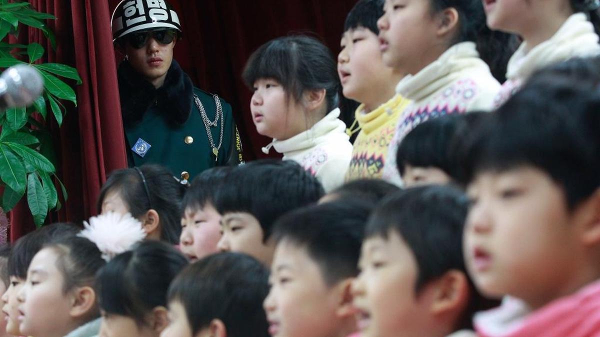 Un grupo de estudiantes de la escuela primaria Taesungdong participan en la ceremonia de graduación en Paju, Corea del Sur, en el 2014.
