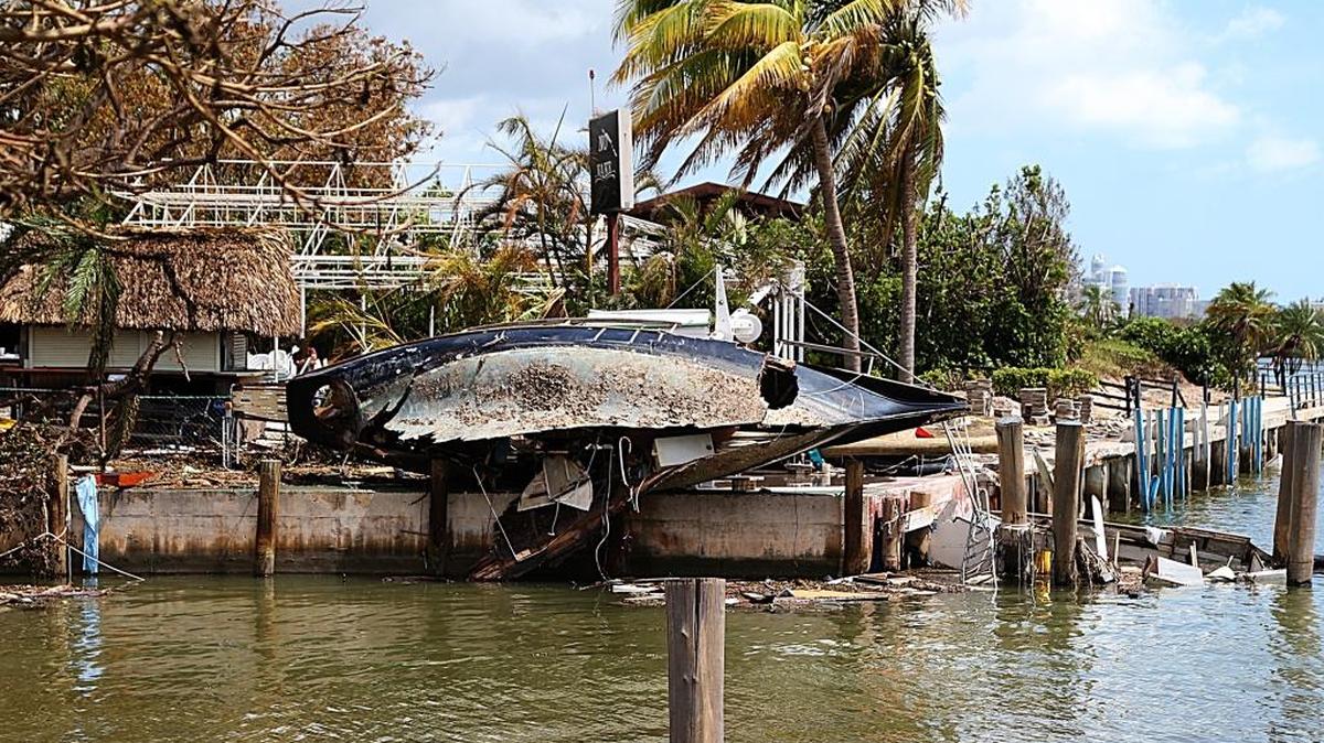 Una embarcación destruida por el huracán Irma golpeó el restaurante costero Scottish Landing en Grove Key Marina en Coconut Grove.