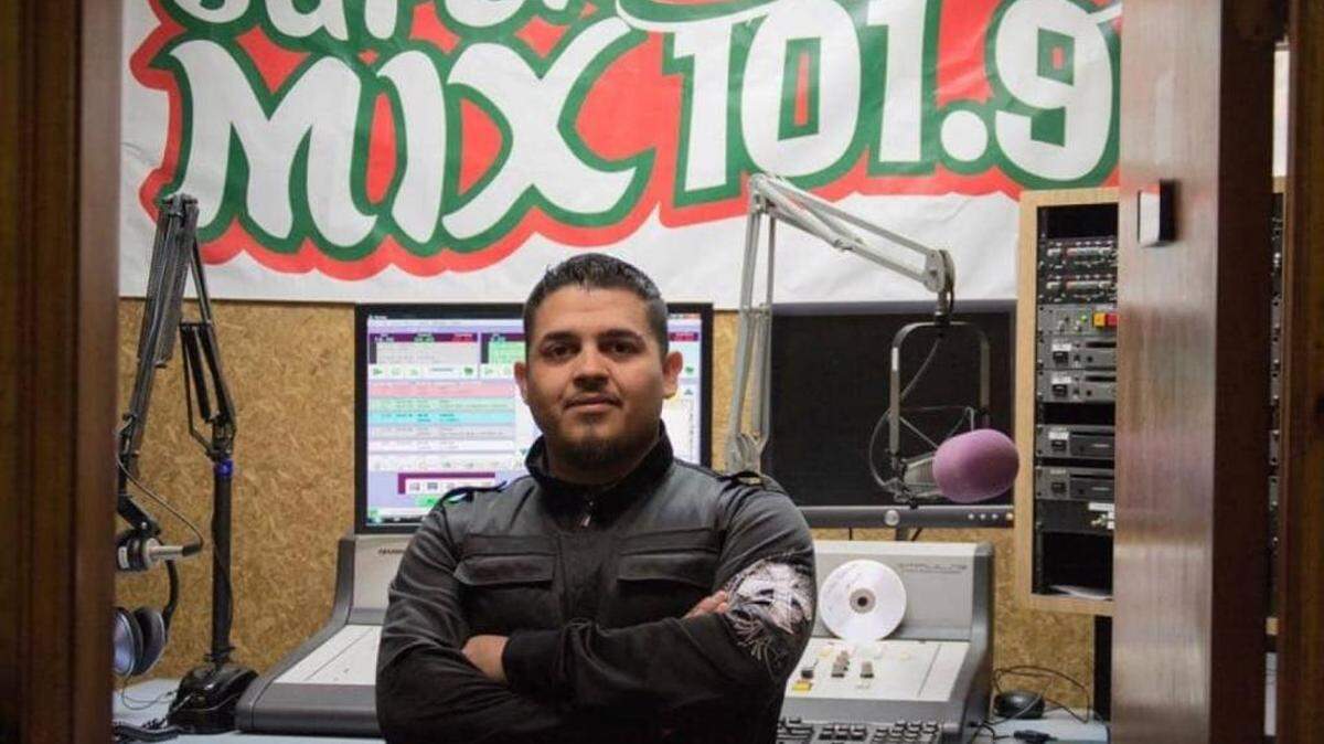 Alonso Guillén en su trabajo como conducto de radio en Lufkin, Texas. Guillén, nacido en México, y de 31 años, murió en Houston la semana pasada mientras trataba de rescatar a víctimas del huracán Harvey