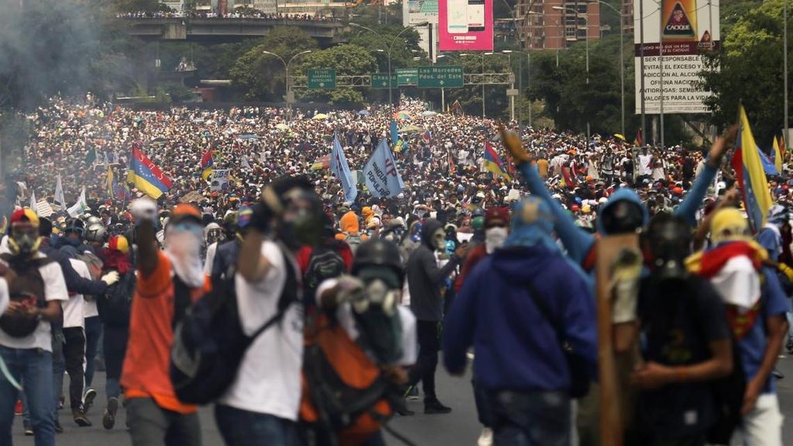 Manifestantes marchan contra el gobierno de Nicolás Maduro en Caracas, Venezuela, el 26 de abril.