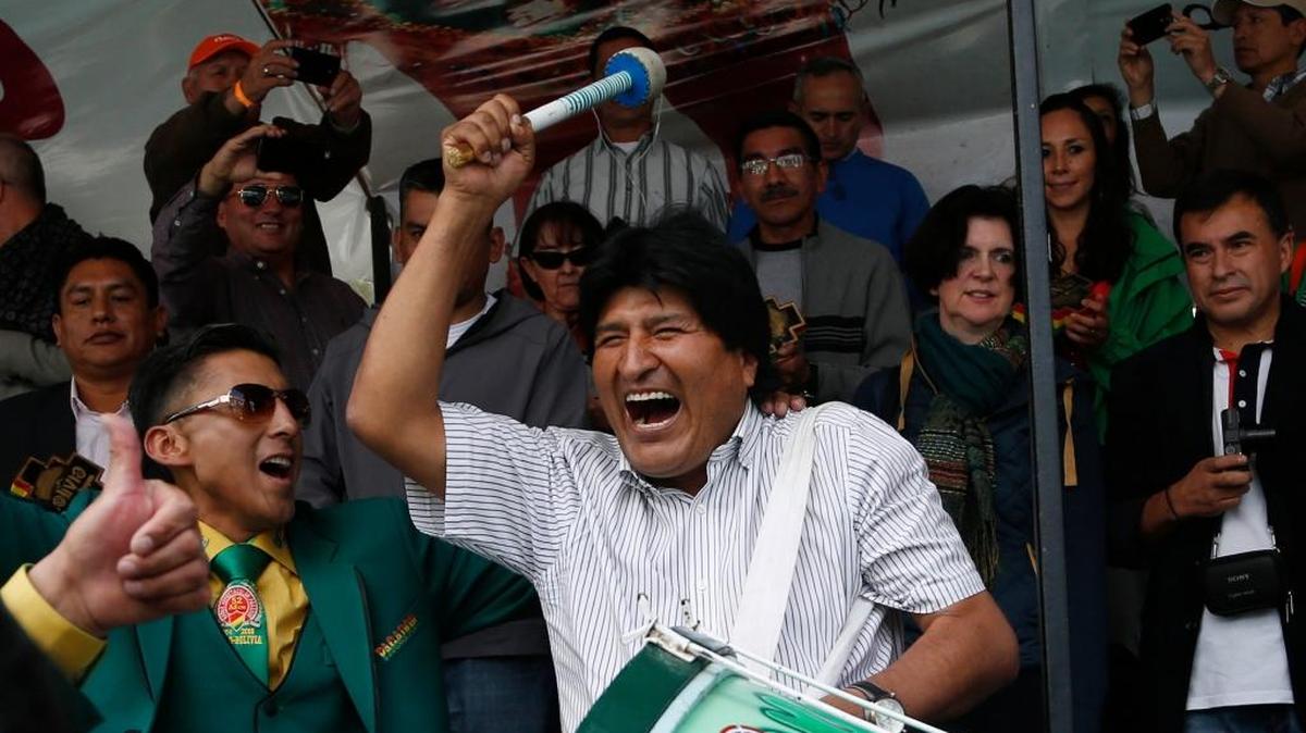 El presidente de Bolivia, Evo Morales (centro) en el Carnaval de Oruro, en Bolivia, el 6 de febrero.