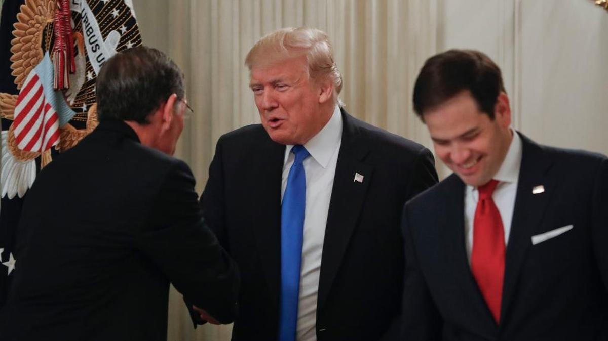 El presidente Donald Trump saluda a los senadores republicanos John Barrasso y Marco Rubio, el 19 de julio, en la Casa Blanca.