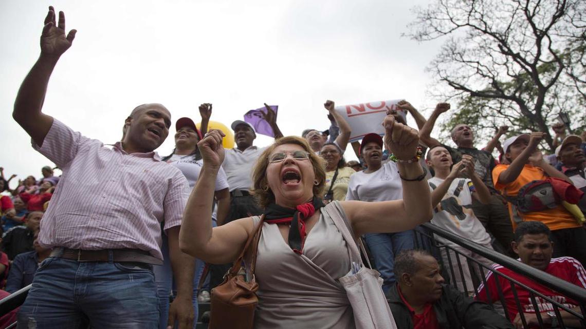 Simpatizantes del gobernante venezolano Nicolás Maduro gritan consignas durante una manifestación frente al Palacio de Miraflores en Caracas el 7 de abril del 2016.