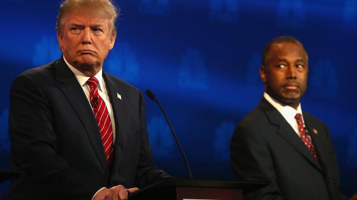 Los candidatos presidenciales Donald Trump (izq.) y Ben Carson participan en el debate celebrado el 28 de octubre en la Universdad de Colorado en Boulder. Trump y Carson están a la cabeza en las encuestas del GOP.