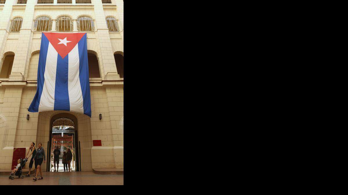 
Una bandera cubana se destaca en el patio del antiguo Palacio Presidencial, hoy Museo de la Revolución, en La Habana.
