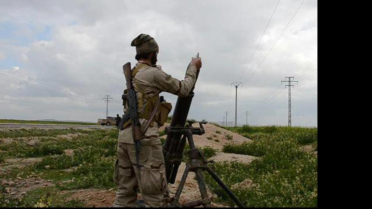 
Un militante del Ejército Islámico dispara un mortero contra combatientes kurdos en un combate librado el 23 de marzo en el noreste de Siria.
