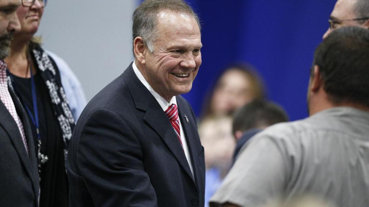 Roy Moore, ex secretario de Justicia de Alabama y candidato al Senado federal, participa en una reunión religiosa en Jackson, Alabama, el 14 de noviembre.