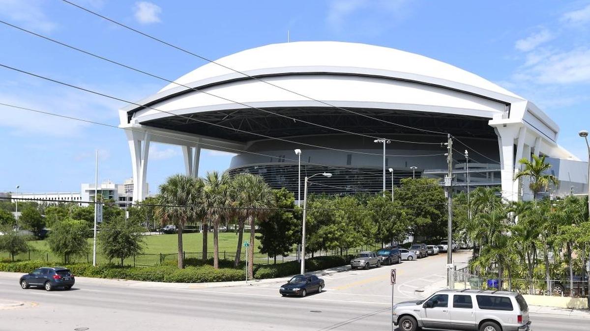 El Marlins Park, hogar del equipo de béisbol Miami Marlins, ha estado rodeado de controversia por el acuerdo de construcción que muchos creen no favoreció a los contribuyentes del Condado.