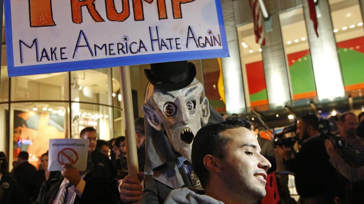 En esta foto de archivo, Juan Escalante, de la organización America's Voice, habla con la prensa sobre los esfuerzos del gobierno de Estados Unidos por despojar a los “dreamers” de sus protecciones legales. El populismo político y la retórica incendiaria del presidente Donald Trump han avivado los sentimientos nacionalistas de un sector de la población poco informado y azotado por la crisis económica.