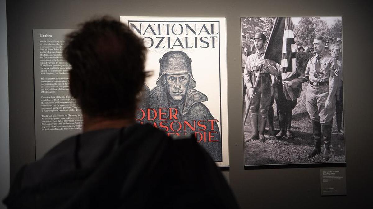 El museo judio para recordar el Holocausto, Museum of Jewish Heritage A Living Memorial To The Holocaust, en Nueva York, muestra afiches y documentos de la Alemania nazi. En mayo inauguraron una exhibición especial sobre Auschwitz.