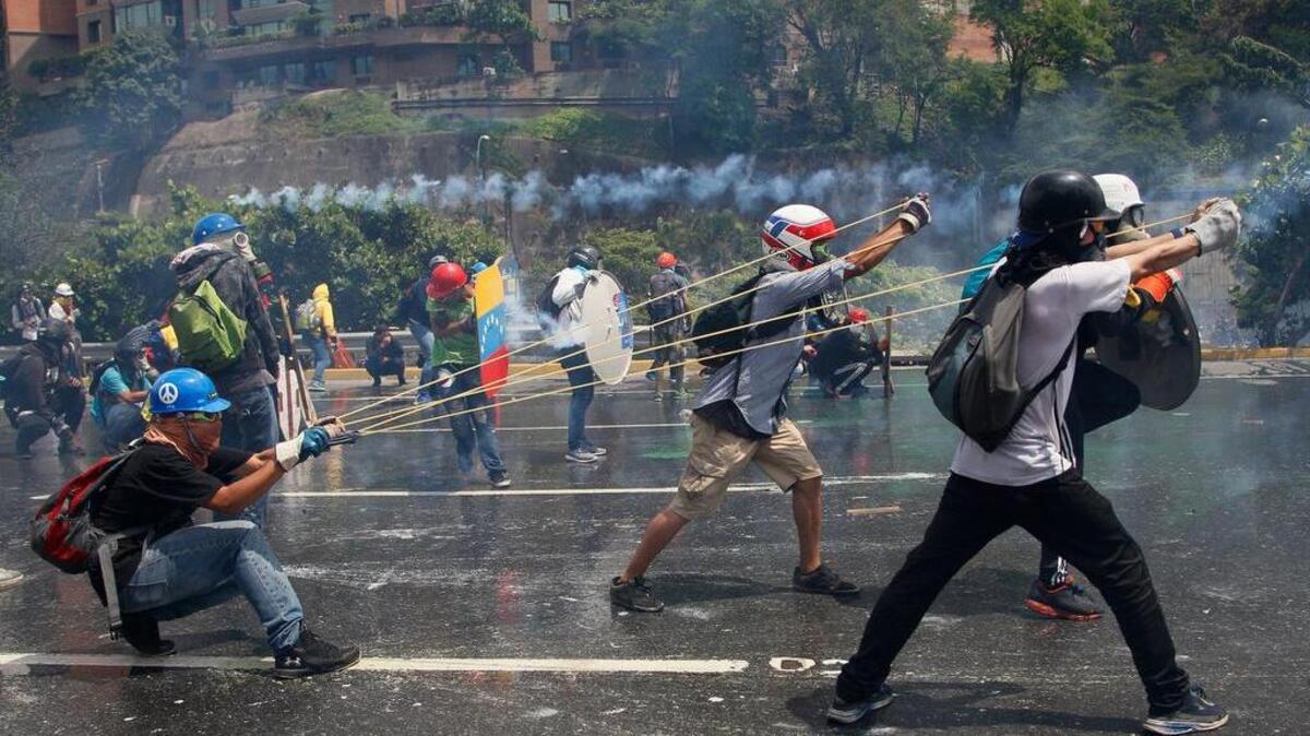 Valientes jóvenes venezolanos sedientos de democracia y libertad protestan contra el opresivo régimen de Nicolás Maduro en Caracas, en mayo de 2017.