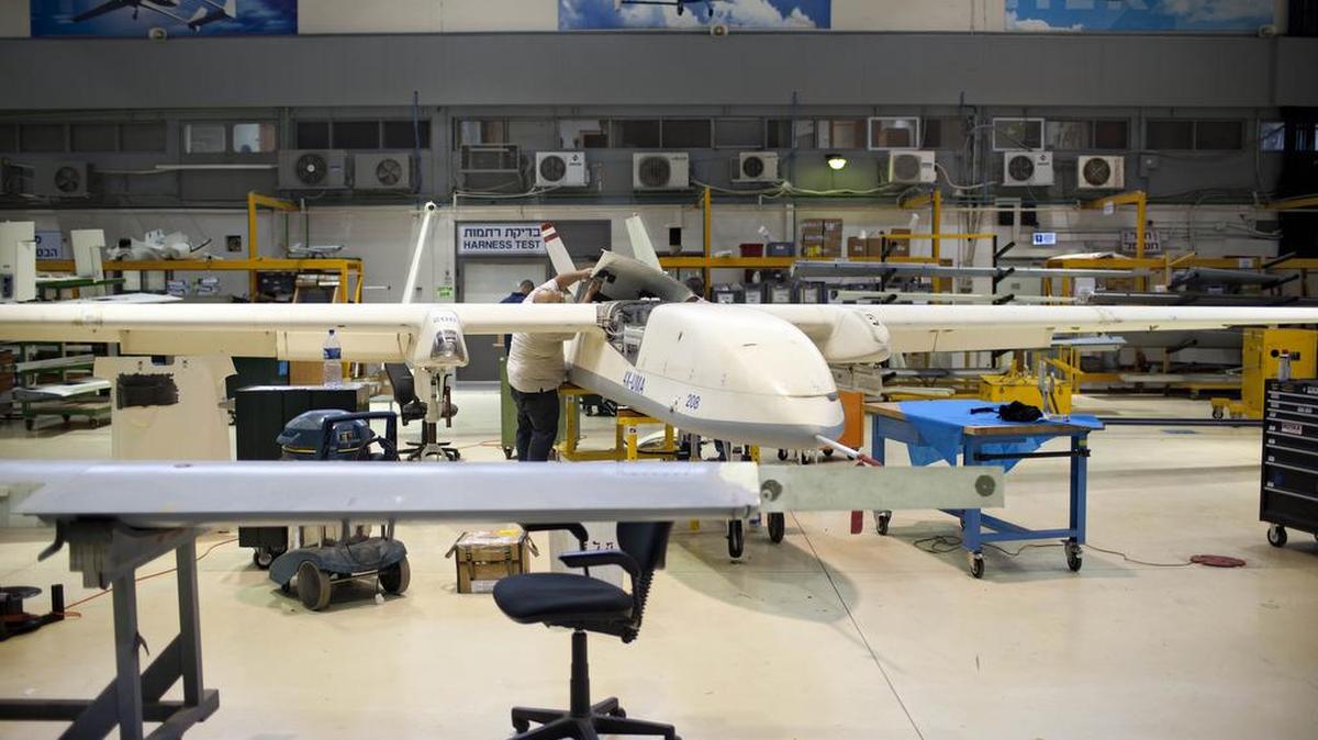 Varios empleados trabajan en el equipamiento de drones, en un hangar de la empresa Israel Aerospace Industries cerca de Tel Aviv.