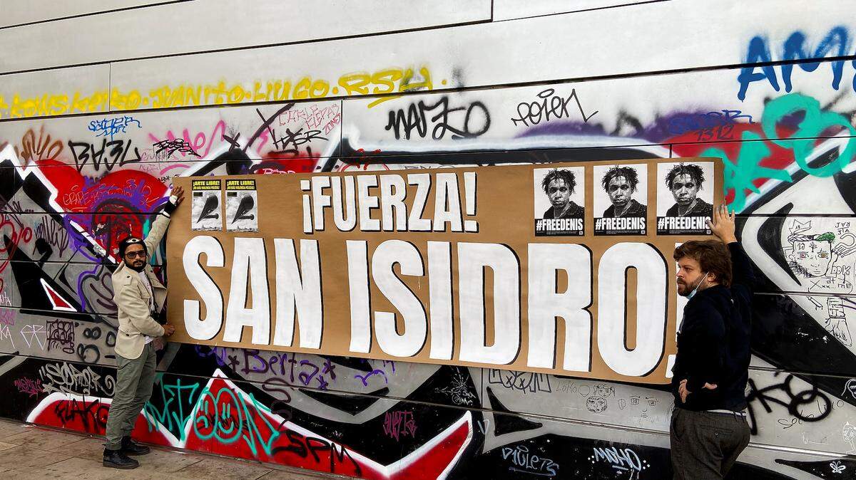 Residentes cubanos en España muestran su solidaridad con la protesta de los artistas del Movimiento San Isidro en La Habana, el 24 de noviembre de 2020, en Barcelona.