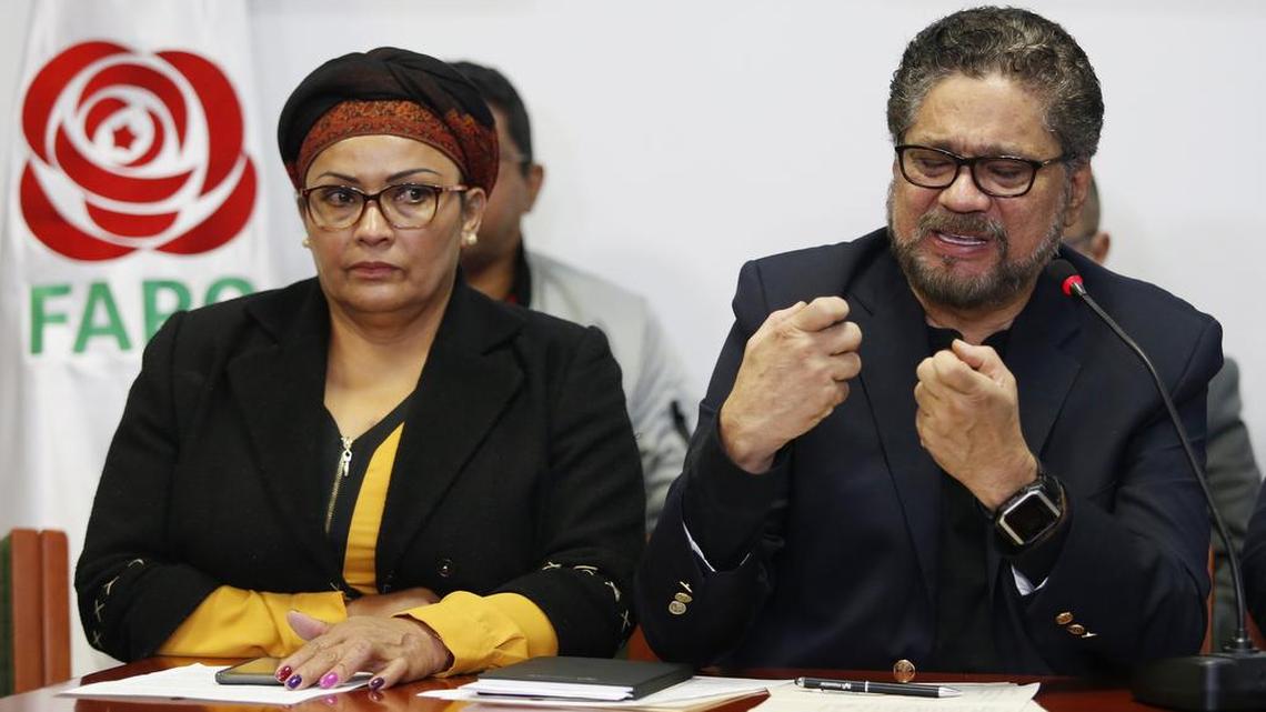 Iván Márquez, ex líder de las FARC, habla con la prensa en Bogotá. Un sobrino de Márquez, Marlon Marín, y el ex guerrillero Jesús Santrich fueron arrestados por narcotráfico.