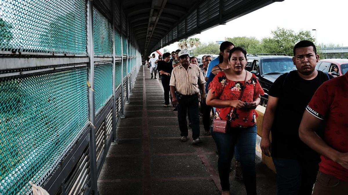 Ciudadanos de México esperan para entrar en la ciudad fronteriza de Brownsville, en Texas, el 22 de junio, un cruce que hacen a diario, ida y vuelta.