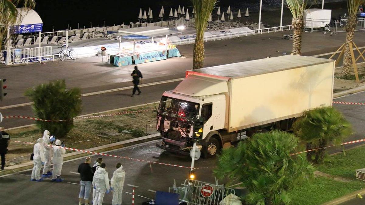 Las autoridades examinan el camión con el que un terrorista atropelló a decenas de personas en la ciudad de Niza, el 14 de julio, durante los festejos por el aniversario de la Revolución Francesa.