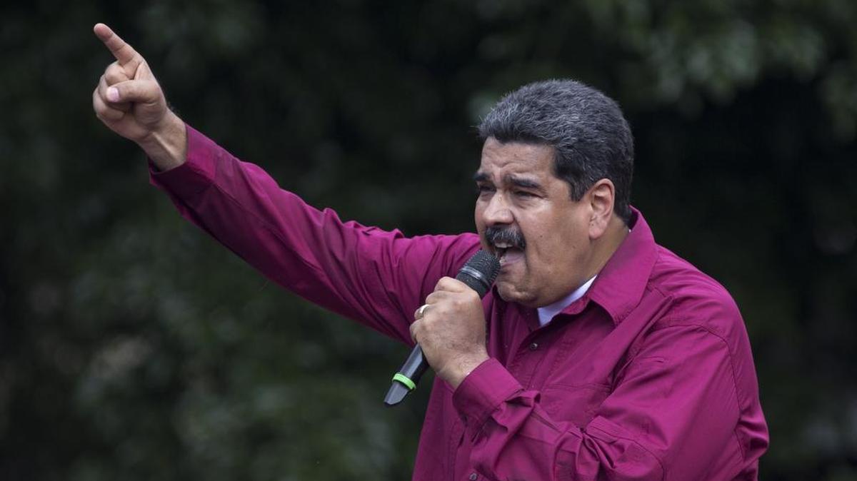 El presidente de Venezuela, Nicolás Maduro, habla a sus partidarios en un acto del Primero de Mayo en Caracas. Maduro va a elecciones el 20 de mayo.