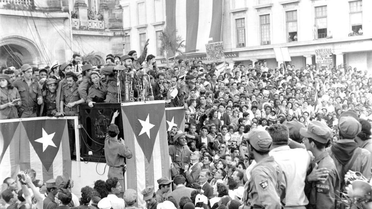 Fidel Castro da un discurso frente al Palacio Presidencial en La Habana, en enero de 1959.