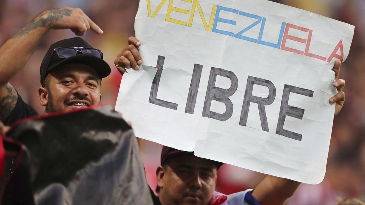 Un fanático muestra una pancarta en un partido de fútbol de la Copa América el sábado, 15 de junio de 2019, en Porto Alegre, Brasil.