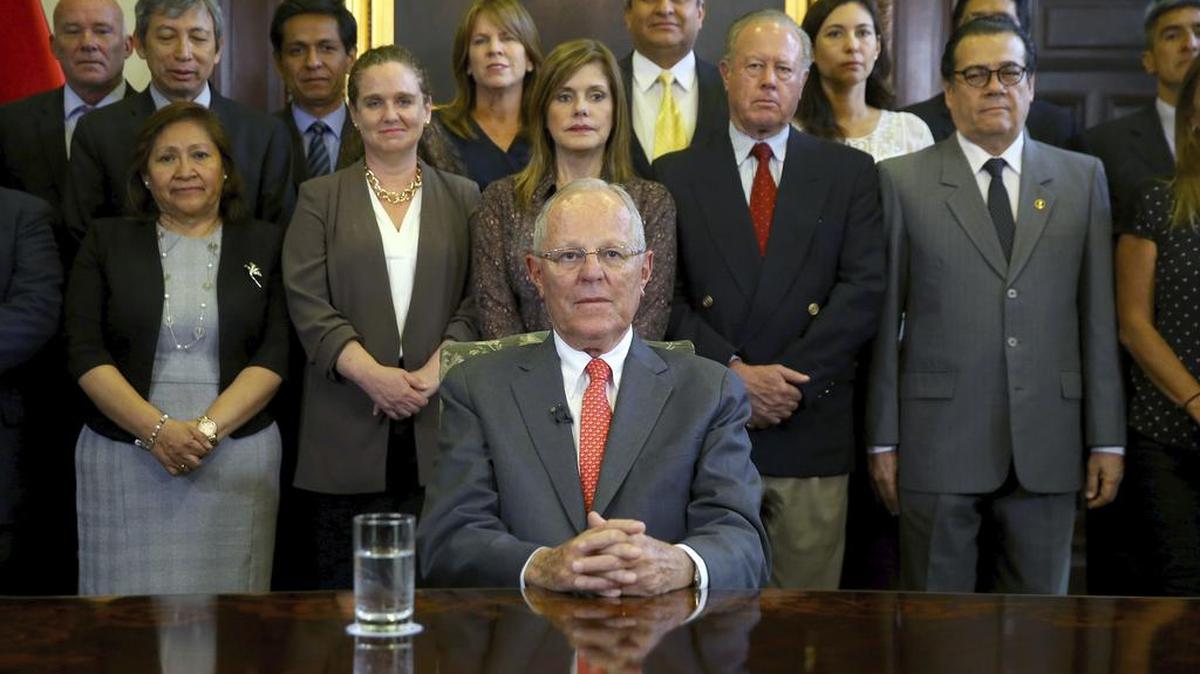 El ex presidente peruano Pedro Pablo Kuczynski se reúne con su gabinete antes de dirigirse a la nación para anunciar su renuncia, el 21 de marzo.