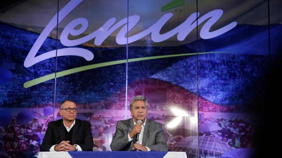 El presidente electo de Ecuador, Lenin Moreno (der.) y el vicepresidente Jorge Glas, en una conferencia de prensa después que se anunciaran como ganadores en las elecciones presidenciales, en Quito, Ecuador, el 4 de abril.
